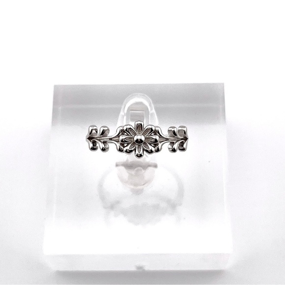 Jewelry - STERLING Silver Flower Ring